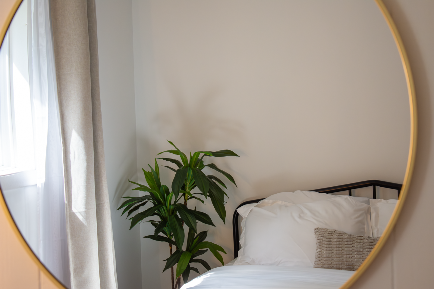 Second bedroom photo view from the mirror.